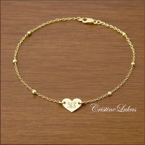 Pulsera o tobillera de corazón en oro macizo de 14 quilates o plata de ley con iniciales grabadas y cadena satélite de cuentas. Regalo personalizado.