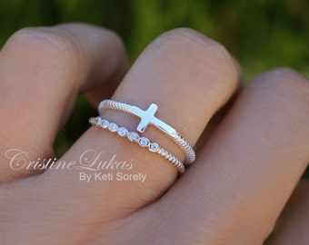 Seitliches Kreuz Ring mit CZ Stein Ring - Stapelringe mit Twist Rope Band - Sterling Silber - Zierliche Kreuz Ringe in Gelb oder Rosa