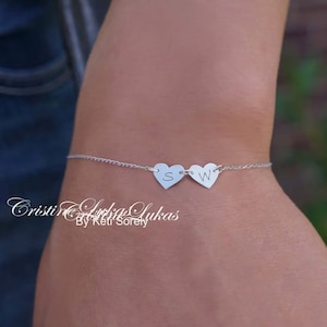 Pulsera de corazones de oro macizo de 10K, 14K o 18K o plata esterlina con iniciales, iniciales grabadas para niños, iniciales de boda, regalo juntos para siempre.