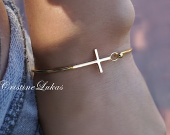 10K, 14K of 18K Solid Gold Sideways Cross Bangle, Skinny Stackable Bangle in Geel, Rose of White Gold. Religieus geschenk voor vrouw of meisje.