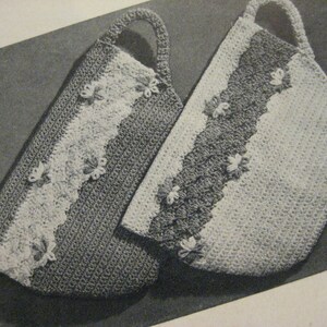 Peut inclure: Deux sacs en crochet avec un motif blanc et gris. Les sacs ont un motif de fleurs en crochet et une poignée.