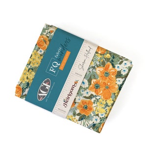 Può includere: Un tessuto blu-verde con un motivo floreale con fiori arancioni, gialli e bianchi. Il tessuto è etichettato "FQ fabric wrappers" e "Heirlooms" da Sharon Holland.