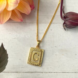 Collar con colgante inicial chapado en oro de 24k