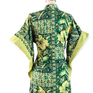 RESERVED on LAYAWAY /// 40s Green Floral Hawiian Print Pake Mu Dress / 1940s Vintage Pake Muu Novelty Print Cotton Dress / Medium / Size 6 image 5