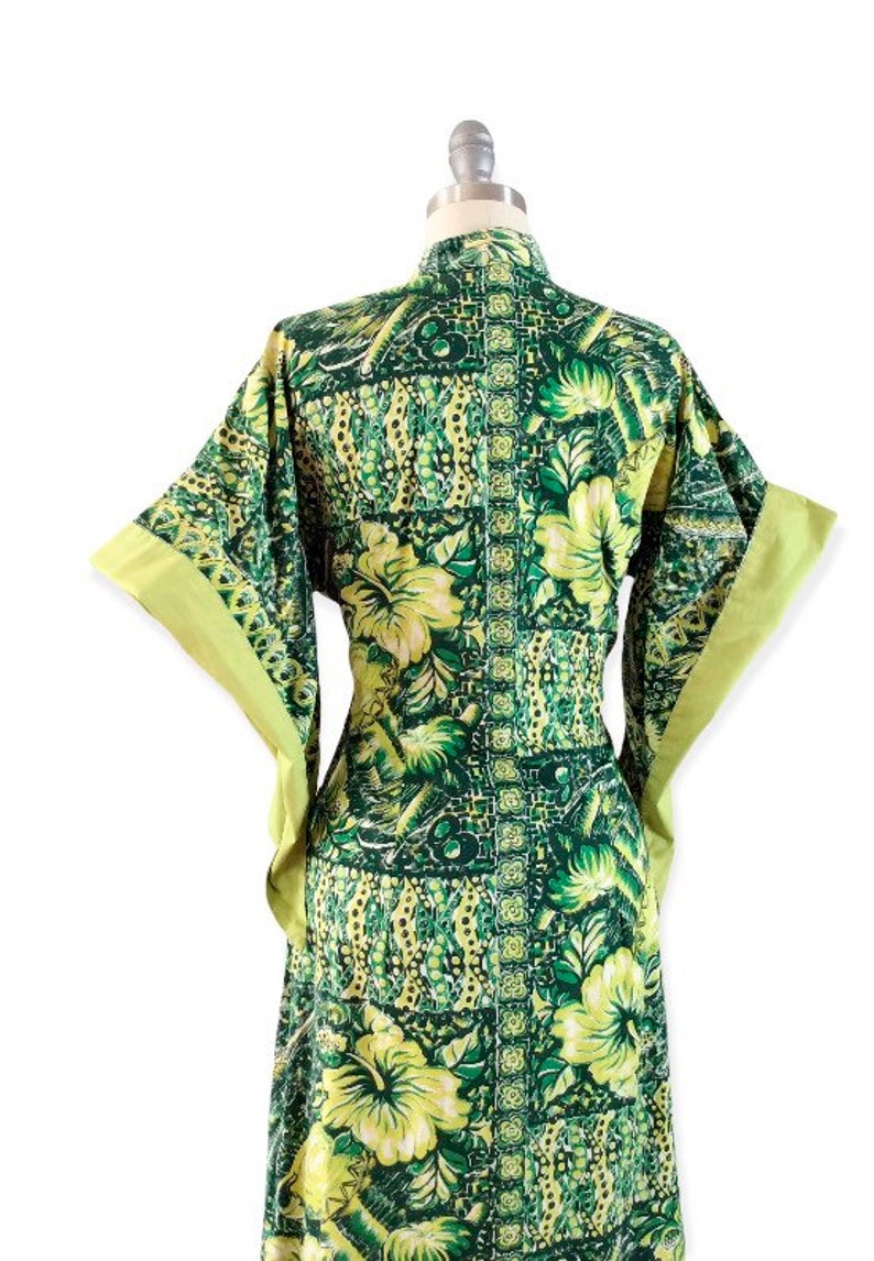 RESERVED on LAYAWAY /// 40s Green Floral Hawiian Print Pake Mu Dress / 1940s Vintage Pake Muu Novelty Print Cotton Dress / Medium / Size 6 image 5