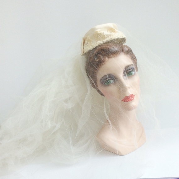 FINAL SALE /// 50s Cream Bridal Pillbox Hat with V