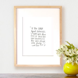 以下が含まれることがあります： 白い背景に黒い文字が書かれた額装されたプリント。テキストは「良い考えを持っていると、それは太陽の光のように顔から輝き、あなたはいつも美しく見えるでしょう。」 - ロアルド・ダール