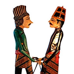 Peut inclure: Deux marionnettes en bois avec des vêtements et des chapeaux colorés sont équilibrées sur un support en bois avec des bases rondes. Les marionnettes sont reliées par une barre rouge et des cordes.