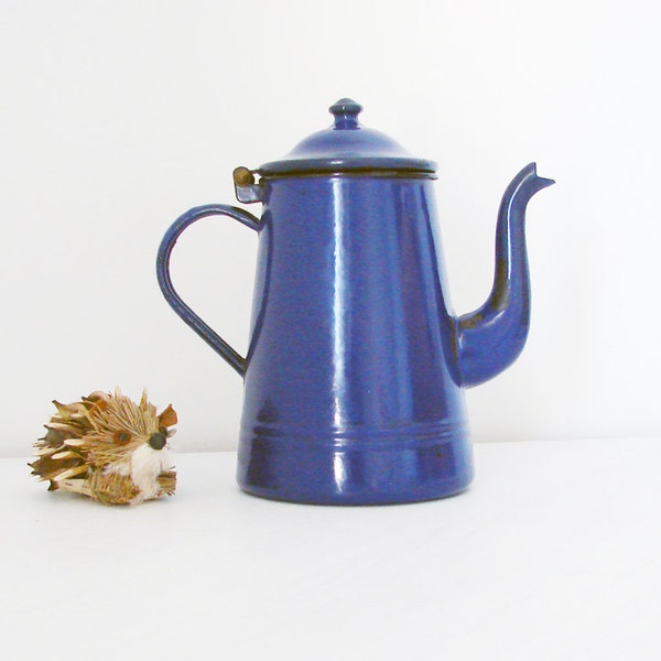 Vintage enamel blue teapot. Italian manifacture Due Leoni Bassano. Vintage home decor. Vintage home touch.