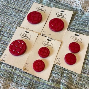 Botões vintage La Mode em cartões vermelhos #514 7 botões, noções de costura, diários de sucata, projetos de artesanato NOS