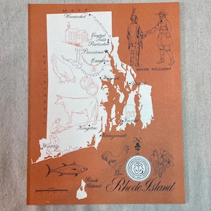 Pode incluir: Um mapa vintage laranja e branco de Rhode Island, com ilustrações de marcos locais, figuras históricas e símbolos estaduais. O mapa inclui o texto "Rhode Island" e "Roger Williams".