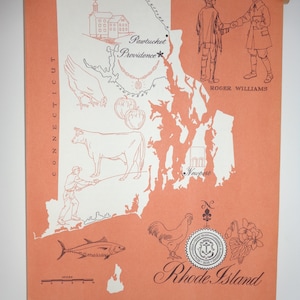 Pode incluir: Um mapa vintage de Rhode Island com ilustrações de um galo, uma vaca, um peixe, uma casa e duas pessoas. O mapa está sobre um fundo cor de pêssego com as palavras "Rhode Island" em itálico na parte inferior.