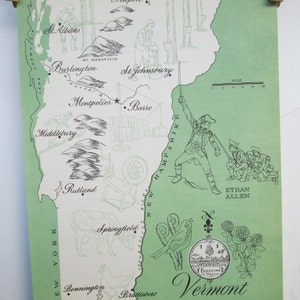 以下が含まれることがあります： アメリカ独立戦争の重要な人物であるイーサン・アレンの白黒イラストが描かれた、緑色のヴィンテージのバーモント州の地図。バーリントン、モンペリエ、ラトランドなど、主要な都市や町が記載されています。地図には、鳥とクローバーの小さなイラストも描かれています。