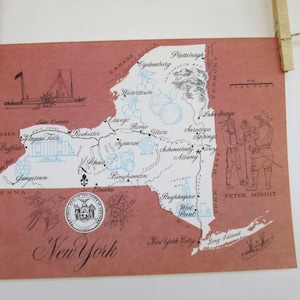 Pode incluir: Um mapa vintage do estado de Nova Iorque com fundo vermelho e linhas pretas. O mapa mostra as principais cidades, rios e lagos. O selo do estado está localizado na parte inferior central do mapa. O texto "Nova Iorque" está escrito em itálico na parte inferior do mapa.
