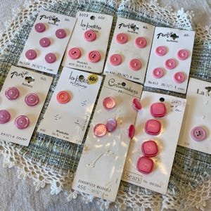 Botões vintage La Mode Pacific La Petite Sears Costumakers em cartões, lote rosa, botões, noções de costura, diários de sucata, projetos de artesanato NOS