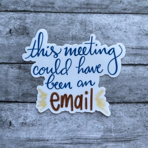 Pode incluir: Etiqueta branca com texto azul em it&aacute;lico que diz "this meeting could have been an email" com texto marrom em it&aacute;lico que diz "email" e acentos amarelos.