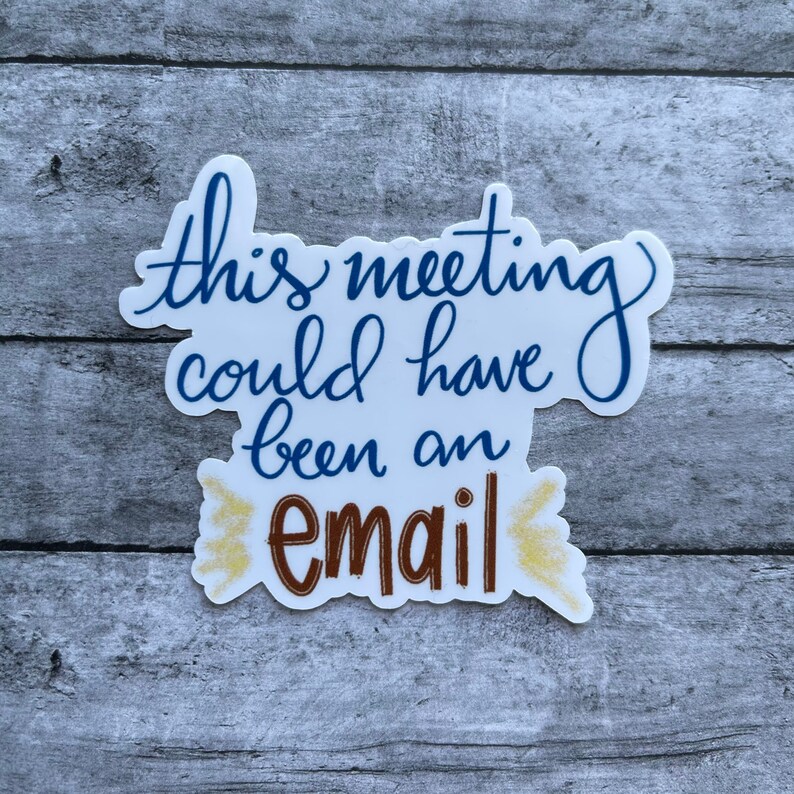 Pode incluir: Etiqueta branca com texto azul em it&aacute;lico que diz "this meeting could have been an email" com texto marrom em it&aacute;lico que diz "email" e acentos amarelos.