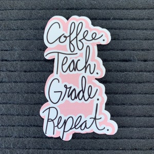 Pode incluir: Etiqueta rosa com texto preto que diz "Coffee. Teach. Grade. Repeat."