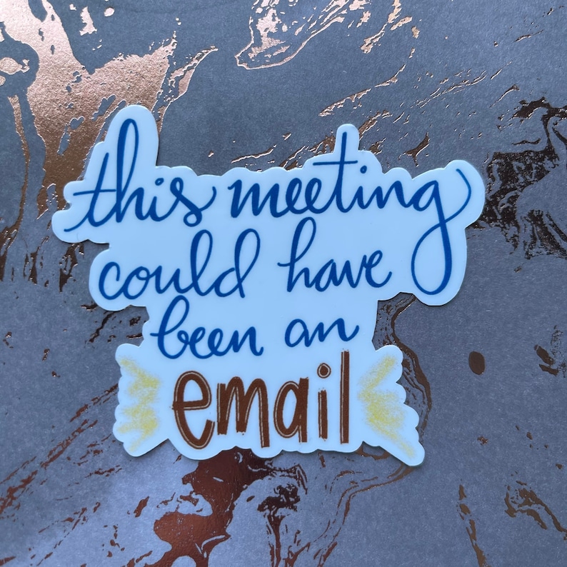 Pode incluir: Etiqueta branca com texto azul e marrom que diz "this meeting could have been an email". O texto &eacute; escrito &agrave; m&atilde;o com raios amarelos de cada lado da palavra "email".