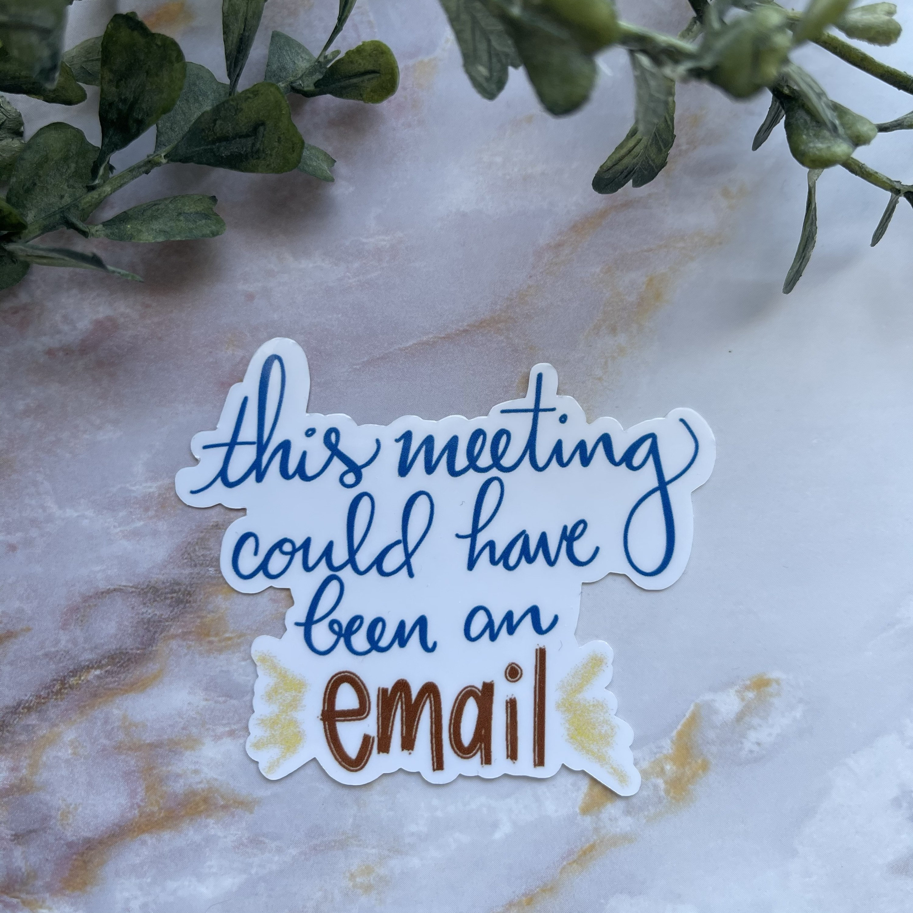 Pode incluir: Etiqueta branca com texto azul que diz "this meeting could have been an email" com texto marrom que diz "email" e detalhes de glitter dourado.