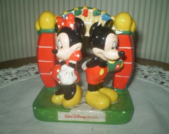 Disney Mickey and Minnie romance S & P shakers- Mickey Mouse Salt and Peppers- Disney Minnie and Mickey salt and peppers- Disney souvenir