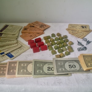 PIÈCES DE MONOPOLY vintage avec des maisons en bois et des hôtels- pièces d'un ancien jeu de Monopoly vers les années 1930- gages, argent, chance, comm. Cartes de coffre