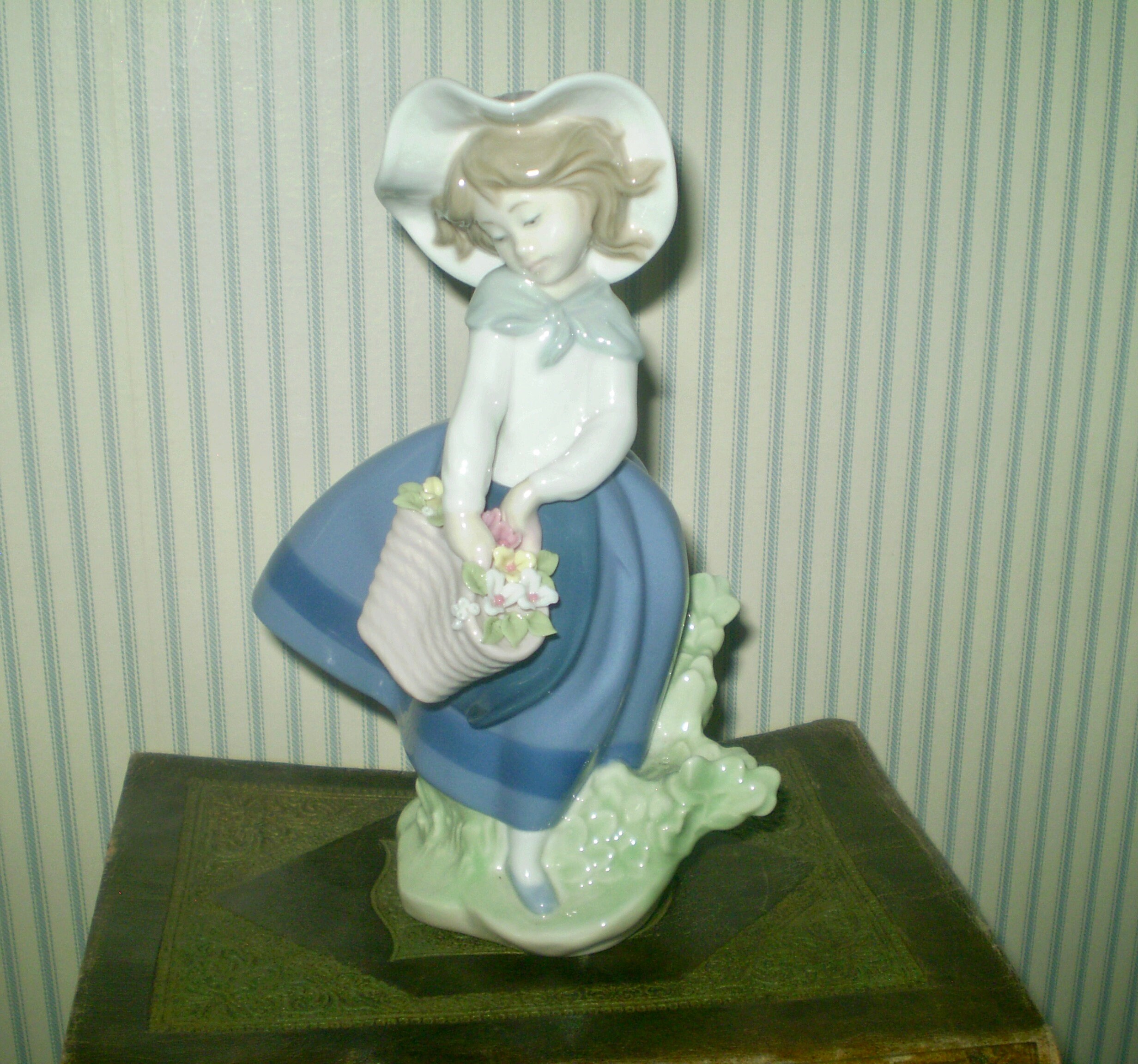Sale: LLADRÓ PORCELAIN GIRL With Flower Basket- Pretty Pickings