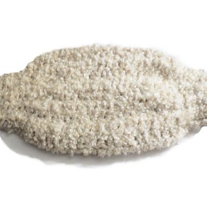 Pode incluir: Um tecido de malha bege com uma textura felpuda.