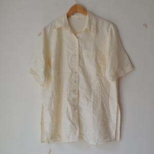 Vintage 90s cream off white silk button down short sleeves collared baggy fit shirt blouse // L