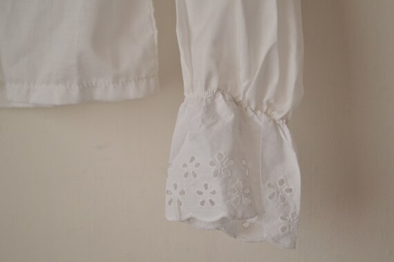 Vintage 1970s white cut out floral ruffle cottage… - image 5