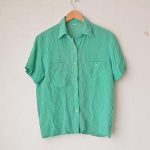 vintage 1990s silk green button down collared short sleeves shirt blouse // S-M