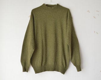 Pull basique vintage des années 90 en laine vert chasseur à col cheminée, coupe décontractée // L