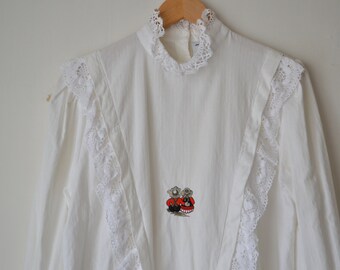Austrian white novelty embroidered crochet folk cottagecore vintage shirt blouse // M
