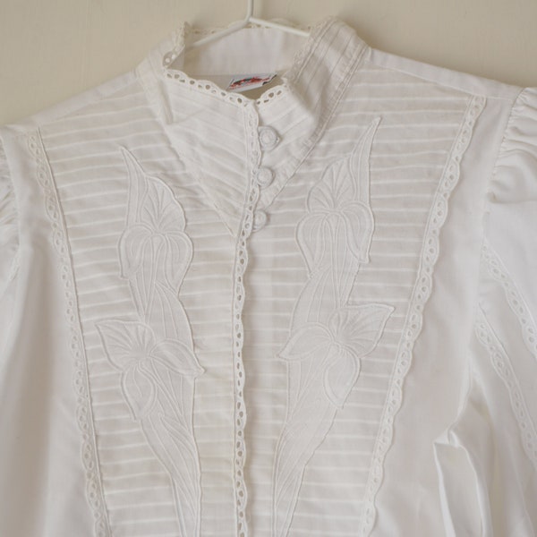 vintage Austrian floral embroidered white buttoned puff sleeves folkclore tyrolean shirt blouse 1980s // L