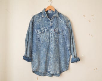 1970s Levi's gewaschen, ausgewaschenes, ausgewaschenes blaues Oversized Jeanshemd mit Kragen // M-L
