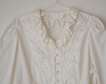 Vintage 70s ivory white floral lace collared buttoned puff sleeves victorian antique cottagecore shirt blouse // L
