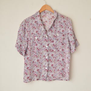 Vintage 1990s sheer purple floral pattern buttoned collared short sleeves baggy fit granny shirt blouse // M