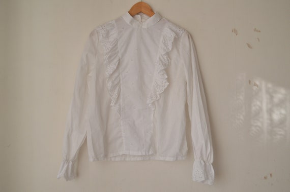 Vintage 1970s white cut out floral ruffle cottage… - image 2