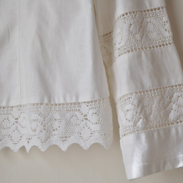 vintage gehäkelte Bluse mit Knöpfen aus weißer Blumenspitze aus Österreich, Bluse im Folklorestil 1980s