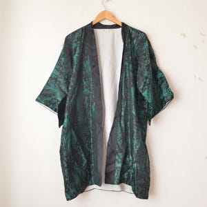 Vintage 1970s black and green japanese half sleeves shiny kimono jacket robe // M-L