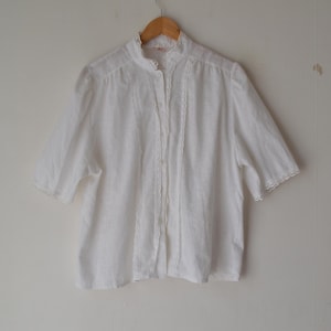 Chemisier boutonné en dentelle blanche autrichienne vintage des années 80, manches bouffantes tyoléennes folk dirndl cottagecore// L-XL