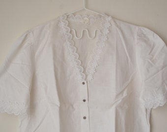 Vintage 80er Jahre Folklore Trachtenbluse aus Spitze mit V-Ausschnitt zugeknöpft aus Spitze
