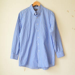 Vintage 90s men’s blue and white striped long sleeves relaxed fit collared oxford shirt // L