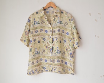 Chemisier en soie vintage des années 80, motif floral pastel jaune, boutonné surdimensionné à col carré, grand-mère / / XL