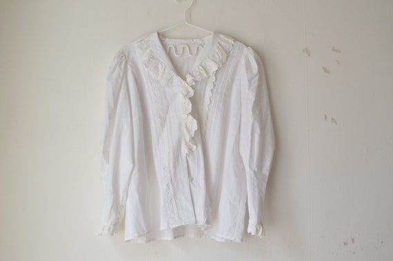 white ruffle collared floral embroidered v neck bu