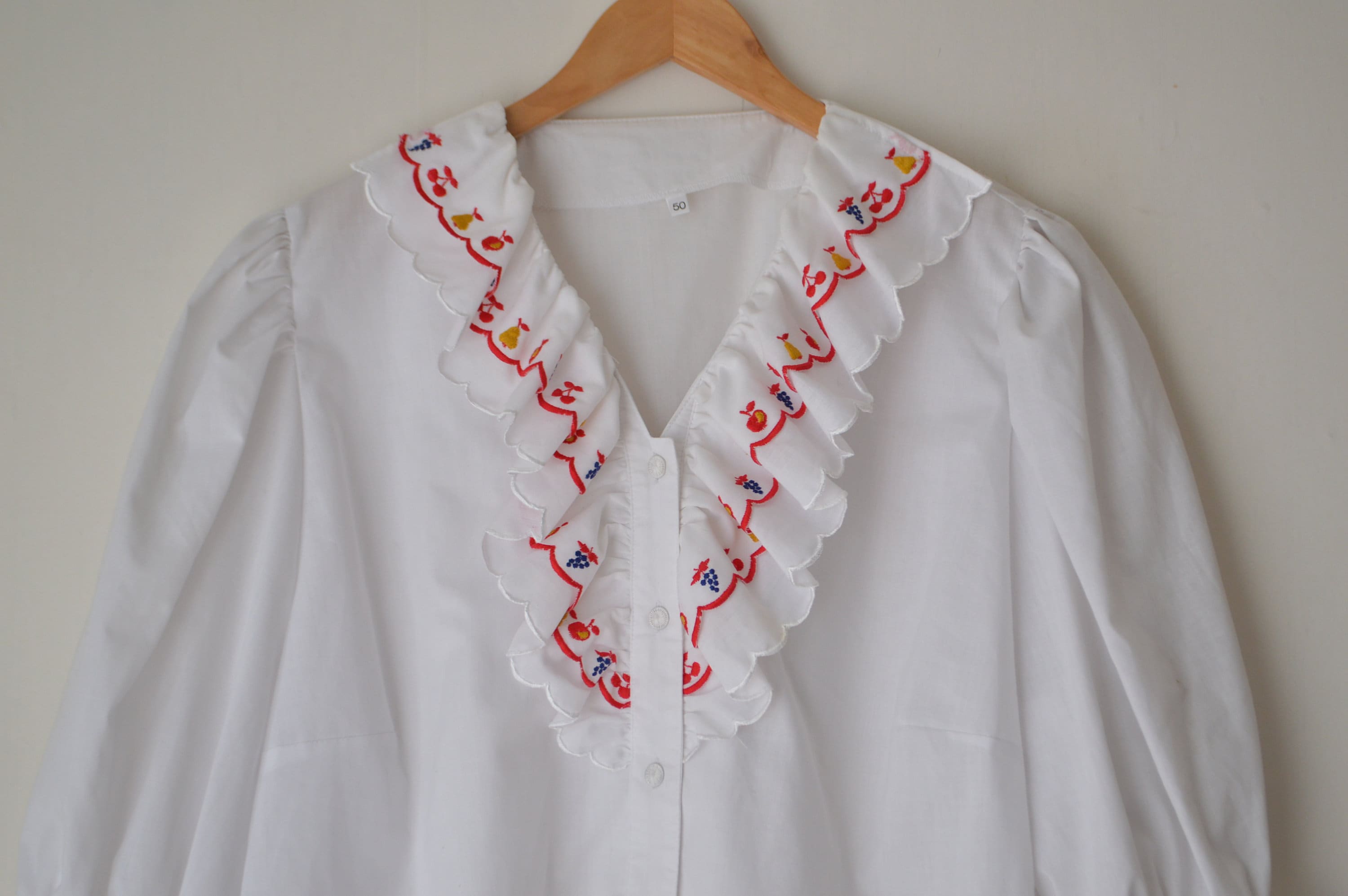 vintage 80er Jahre Dirndlbluse Bluse mit Knöpfen, weiße Früchte Stickerei // XL