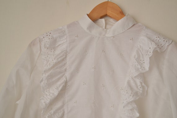 Vintage 1970s white cut out floral ruffle cottage… - image 3