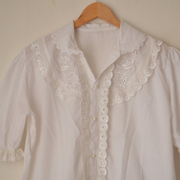 vintage Austrian white lace floral collared cottagecore puff sleeves tyrolean folk shirt blouse // L-XL