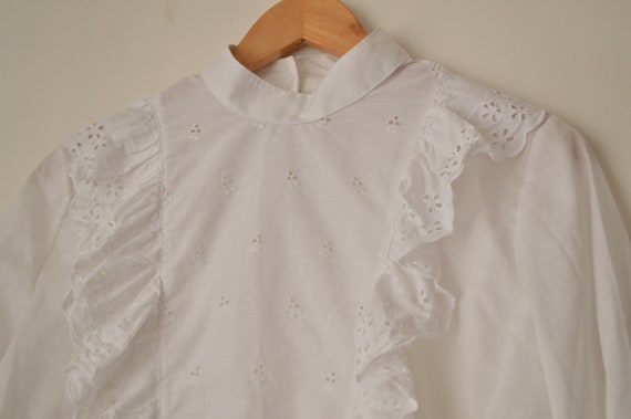 Vintage 1970s white cut out floral ruffle cottage… - image 1