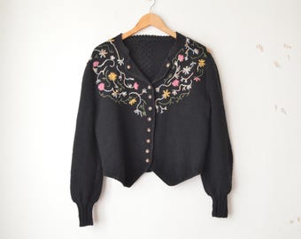 Cardigan vintage in lana lavorato a maglia, stile dirndl tirolese, con maniche a sbuffo, ricamato a mano, motivo floreale nero austriaco, anni '80 // L